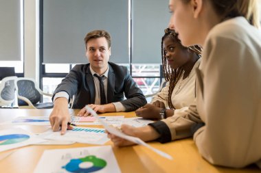 Çeşitli meslektaşlar beyin fırtınasında toplanıp istatistikleri tartışırlar. Bir grup insan, Beyin Fırtınası iş planını birlikte yapmak için toplandı. Beyin Fırtınası Ekibi Çalışma Konsepti.