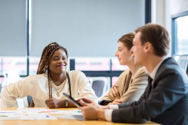 Çeşitli meslektaşlar beyin fırtınasında toplanıp istatistikleri tartışırlar. Bir grup insan, Beyin Fırtınası iş planını birlikte yapmak için toplandı. Beyin Fırtınası Ekibi Çalışma Konsepti.