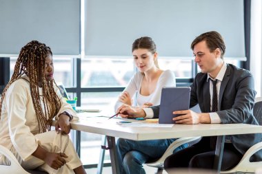 Çeşitli meslektaşlar beyin fırtınasında toplanıp istatistikleri tartışırlar. Bir grup insan, Beyin Fırtınası iş planını birlikte yapmak için toplandı. Beyin Fırtınası Ekibi Çalışma Konsepti.