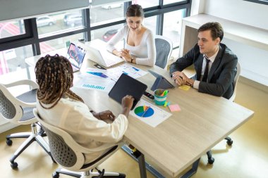 Çeşitli meslektaşlar beyin fırtınasında toplanıp istatistikleri tartışırlar. Bir grup insan, Beyin Fırtınası iş planını birlikte yapmak için toplandı. Beyin Fırtınası Ekibi Çalışma Konsepti.