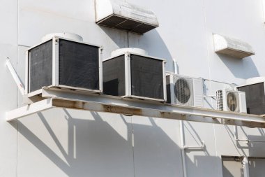 Eski binaya klima kompresörü yerleştirildi. Dışarıdaki duvar tipi klima kompresör ünitesi çeviricisi binanın dışına yerleştirilmiş. Klima kompresörü açık hava ünitesi