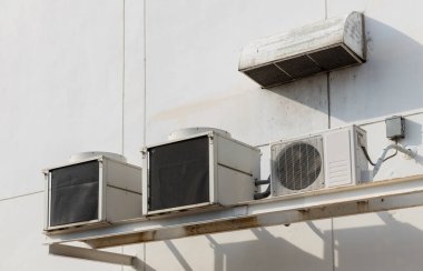 Eski binaya klima kompresörü yerleştirildi. Dışarıdaki duvar tipi klima kompresör ünitesi çeviricisi binanın dışına yerleştirilmiş. Klima kompresörü açık hava ünitesi