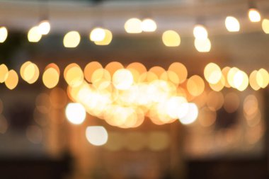 Eskimiş ton, gece festivalinde Bokeh ile yemek tezgahının bulanık görüntüsü