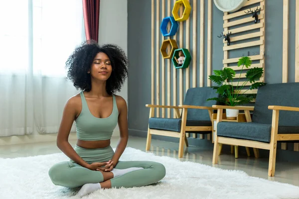 Mujer Haciendo Yoga Casa Sala Estar Mujer Está Estirando Yoga — Foto de Stock