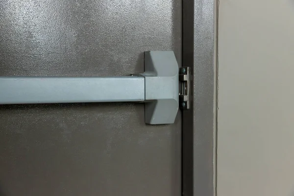 Πόρτα Εξόδου Κινδύνου Κλειστό Μάνταλο Και Σκουριασμένο Πόμολο Εξόδου Κινδύνου — Φωτογραφία Αρχείου