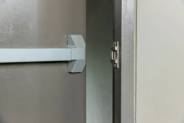 Двері Аварійного Пожежного Виходу Закрита Засувка Іржава Дверна Ручка Аварійного — стокове фото