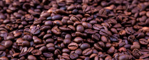 Taze Kavrulmuş Kahve Çekirdekleri Kahve Çekirdekleri Kavrulmuş Kahve Çekirdeklerinin Arka — Stok fotoğraf