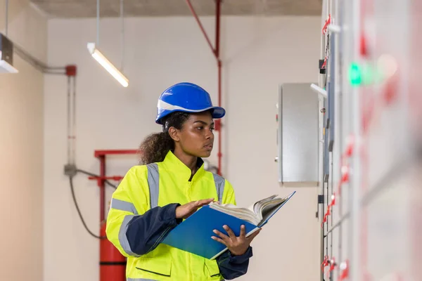 Engenheiro Eléctrico Trabalhar Sala Controlo Engenheiro Elétrico Verificando Gabinete Distribuição — Fotografia de Stock