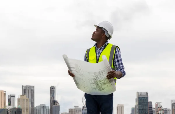 Engineers Draft Plan Building Constructing Site Engineer Working Building Site — Stockfoto