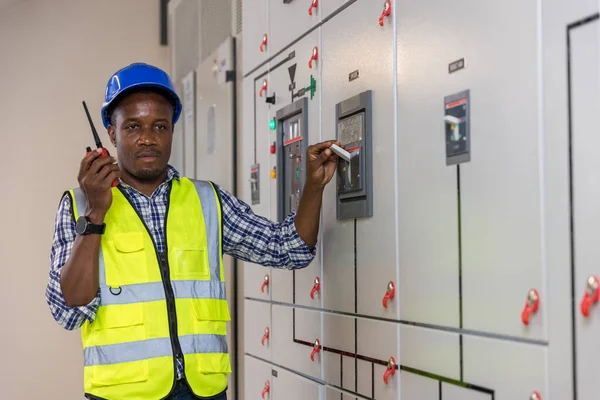 Engenheiro Eléctrico Trabalhar Sala Controlo Engenheiro Elétrico Verificando Gabinete Distribuição — Fotografia de Stock
