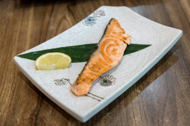 Izgara somon ve limon. Kızarmış somon bifteği. Japon Somon Izgara (Somon Shio Yaki)