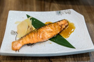 Dilimlenmiş zencefilli ızgara somon. Kızarmış somon bifteği. Japon Somon Izgara (Somon Shio Yaki)