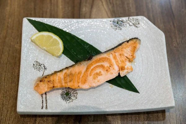 レモングリルでサーモンを焼きます 揚げサーモンステーキ 鮭焼き 鮭塩焼き — ストック写真