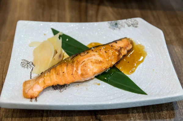 Dilimlenmiş zencefilli ızgara somon. Kızarmış somon bifteği. Japon Somon Izgara (Somon Shio Yaki)