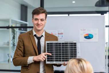 İş adamı güneş pili paneli teknolojisinde buluşuyor. İş Adamları Güneş Enerjisi Ortamı Konusunu Tartışıyor