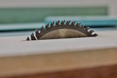Metal gümüş dairesel testere bıçakları endüstriyel araç olarak kullanılıyor. Tahta kesme testeresi, tahta işçiliği için testere bıçağı. Sanayi aracı 