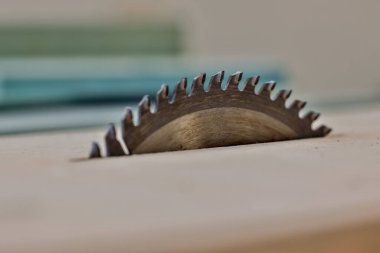 Metal gümüş dairesel testere bıçakları endüstriyel araç olarak kullanılıyor. Tahta kesme testeresi, tahta işçiliği için testere bıçağı. Sanayi aracı 
