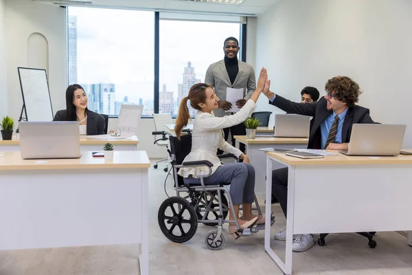 Handicap Mujer Negocios Dando Chocar Los Cinco Colega Oficina Creativa — Foto de Stock