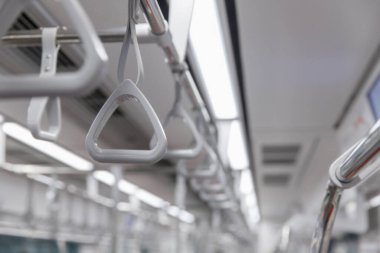 Metro trenine binen yolcuların kapı kolları. Metro ya da metro tırabzanı, mavi tırabzanı tutan el.