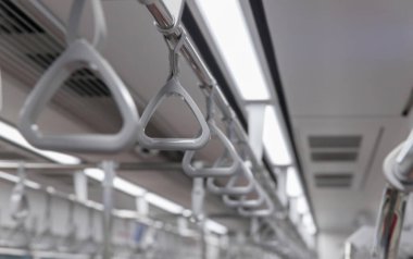 Metro trenine binen yolcuların kapı kolları. Metro ya da metro tırabzanı, mavi tırabzanı tutan el.