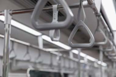 Metro trenine binen yolcuların kapı kolları. Metro ya da metro tırabzanı, mavi tırabzanı tutan el.