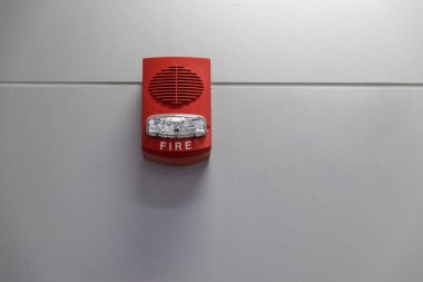 Yangın durumunda alarma geçmek için flaşlı bir yangın alarmı. Yangın alarmının bir parçası olarak iç duvara bir ses ve flaş alarmı monte edilmiştir.
