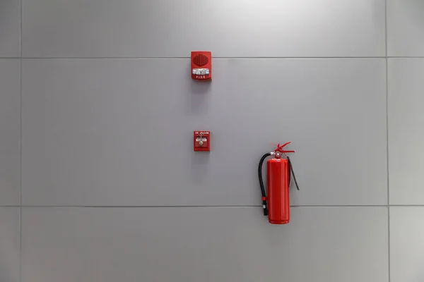 走廊内的化学干粉灭火器 在建筑物的墙壁上安装一个灭火器 墙上挂着一个红色的灭火器 — 图库照片