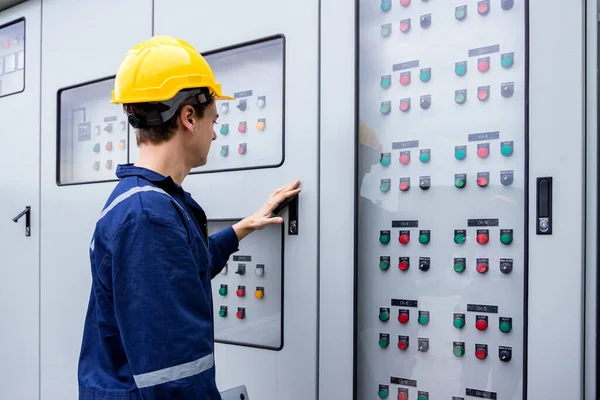 Engenheiro Eléctrico Trabalhar Sala Controlo Engenheiro Elétrico Verificando Gabinete Distribuição — Fotografia de Stock