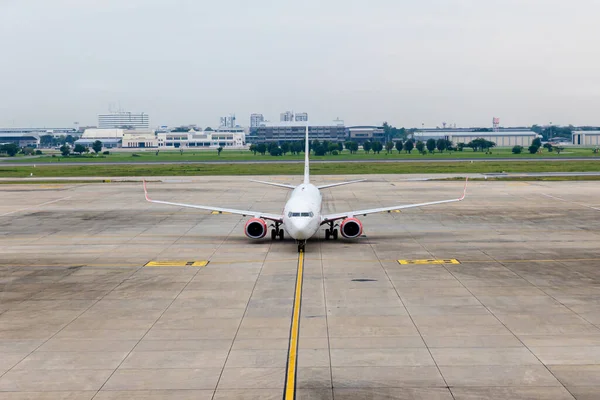 Letadlo Taxi Pojezdové Dráze Přistání Připravit Zaparkovat Bráně Pro Cestující — Stock fotografie