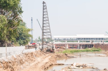 nehrin karşısına bir köprü inşa