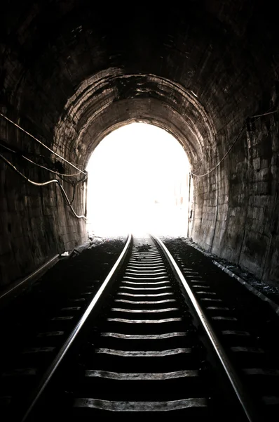 Licht am Ende des Eisenbahntunnels — Stockfoto