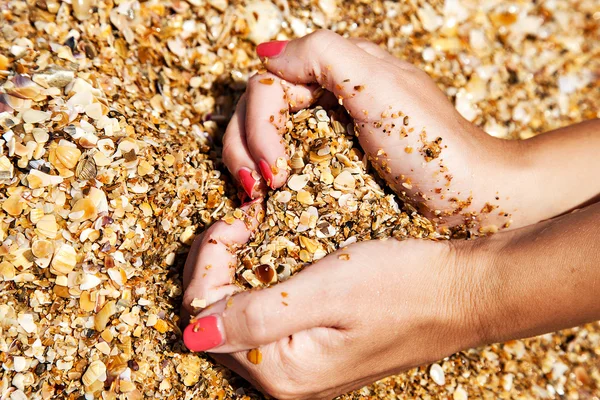 海砂のハートの形の手で保持している女の子 — ストック写真