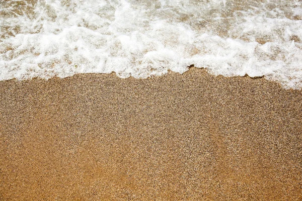 Meer streichelt den Sand am Strand — Stockfoto