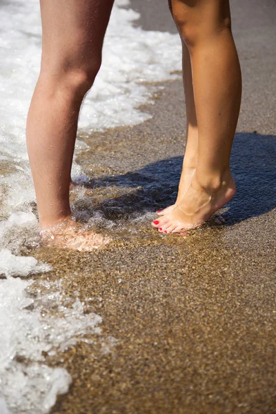 ビーチ上のカップルのキスの足 — ストック写真