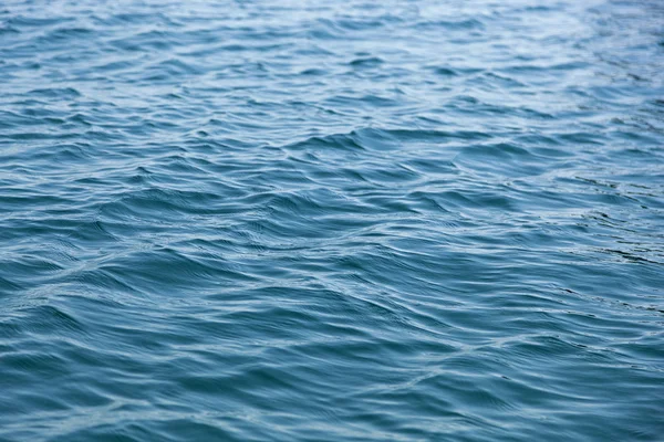 Schwache Wellen auf blauem Wasser — Stockfoto