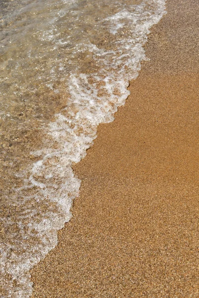 De golven op het strand — Stockfoto