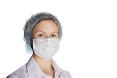 beyaz zemin üzerinde maskeli kadın doktor