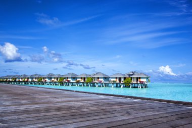 bungalowlar açık turkuaz denizde