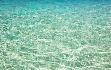 turkuaz denizin yüzeyine