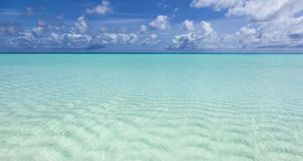 Красивое бирюзовое море — стоковое фото