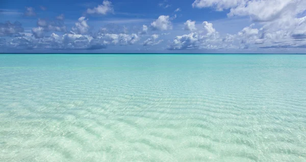 Vackra turkosa havet — Stockfoto