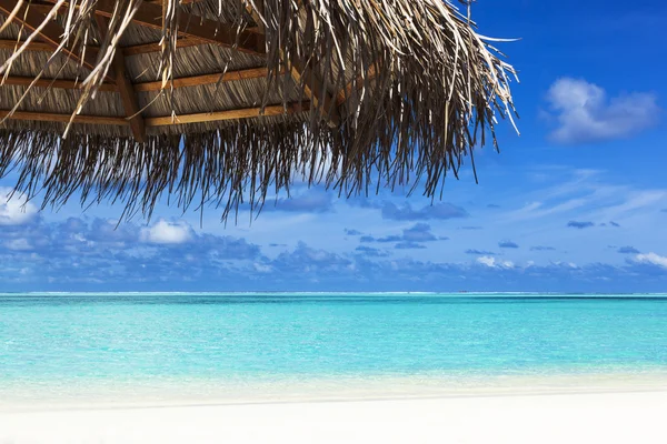 Paraply på stranden tropiska havet — Stockfoto