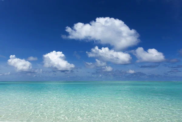 Mar azul-turquesa e horizonte de céu — Fotografia de Stock