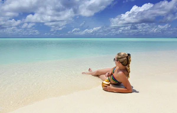 Fille couchée sur la plage — Photo