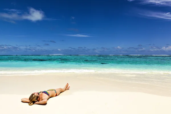 Vacances sur une île tropicale paradisiaque — Photo