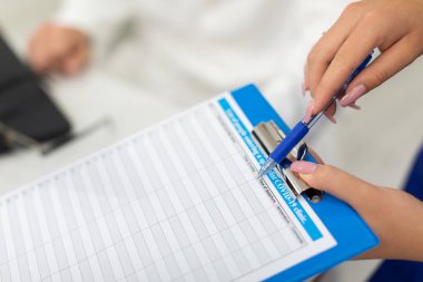 Doktorların ofisinde, doktorlar COVID-19 bildirisini nasıl dolduracaklarını açıkladılar.