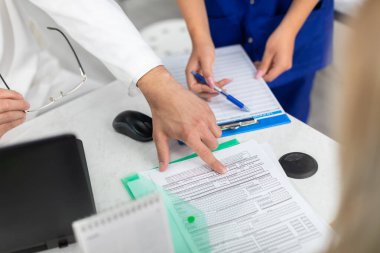 Doktor, hastaya hangi bölümleri doldurması gerektiğini söyler..