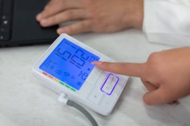 Hemşire tansiyon sonucunu gösteriyor..