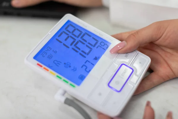 The nurse shows the total blood pressure result. — Stock Photo, Image