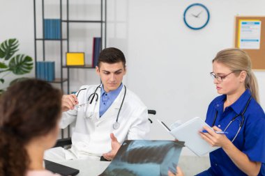 Hasta incelemek için akciğer röntgeni çeker..